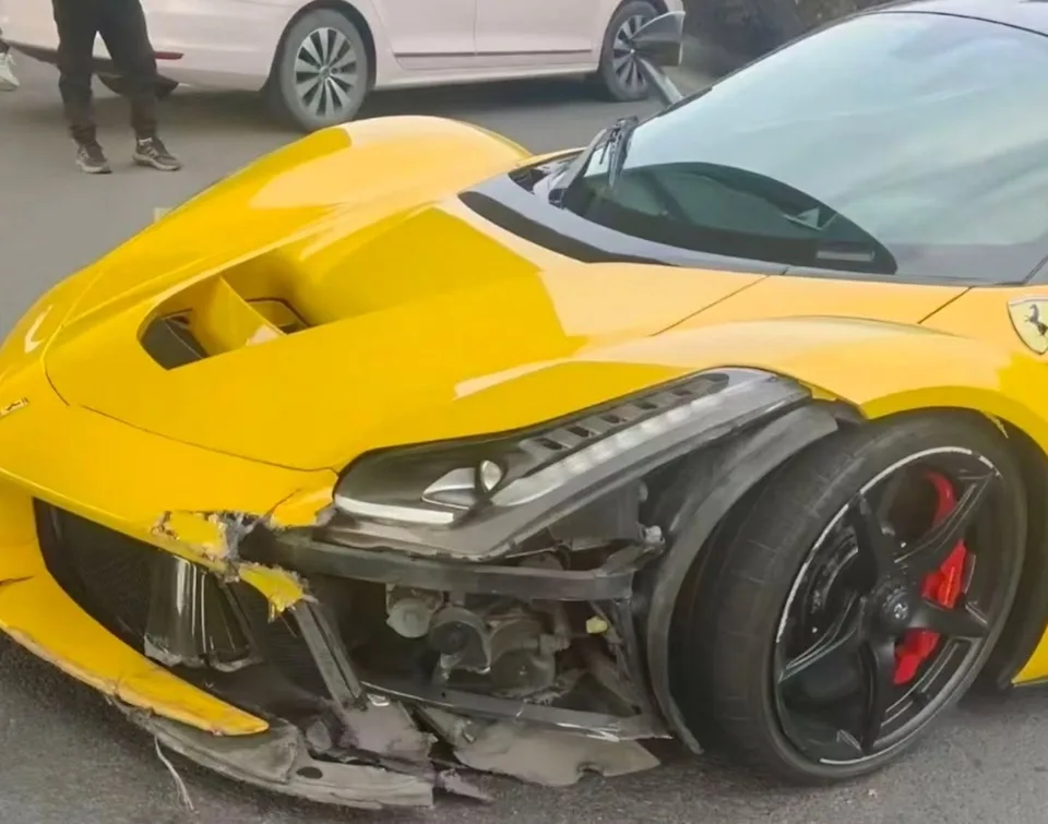 Ferrari LaFerrari de $4 millones de dólares vuelve a estrellarse en China y podría ser el mismo que chocó en 2015