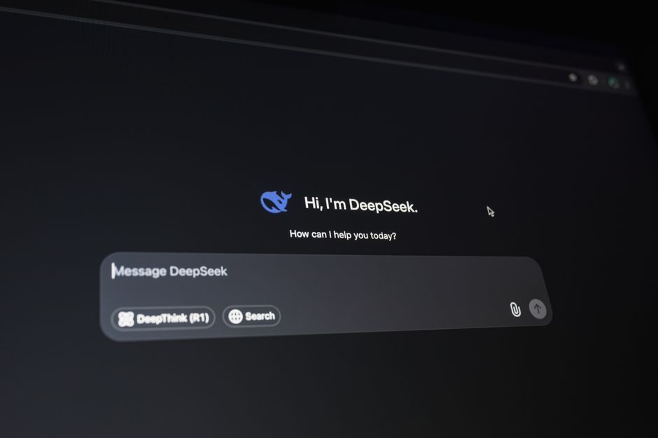 Primer plano de una interfaz de asistente digital en una pantalla oscura, que muestra la comunicación de la tecnología IA.
