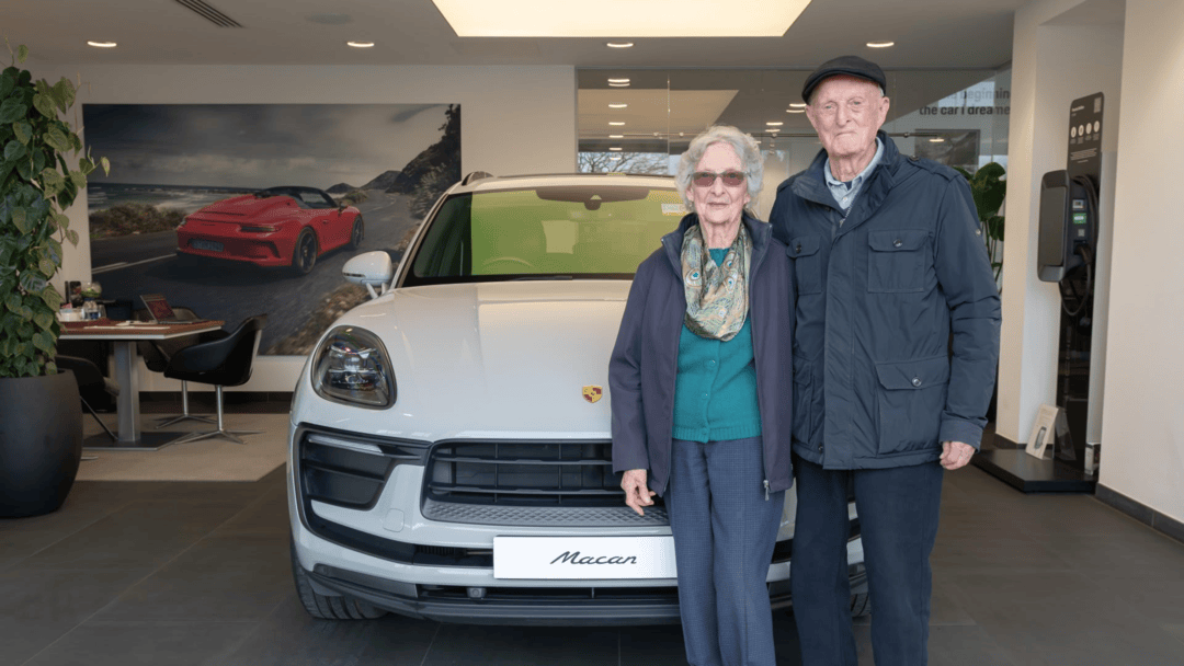 Después de 70 años juntos, esta pareja de más de 90 por fin cumplió su sueño: un Porsche