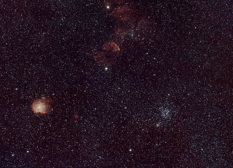 Impresionante vista gran angular de un cielo nocturno estrellado con nebulosas y cuerpos celestes.