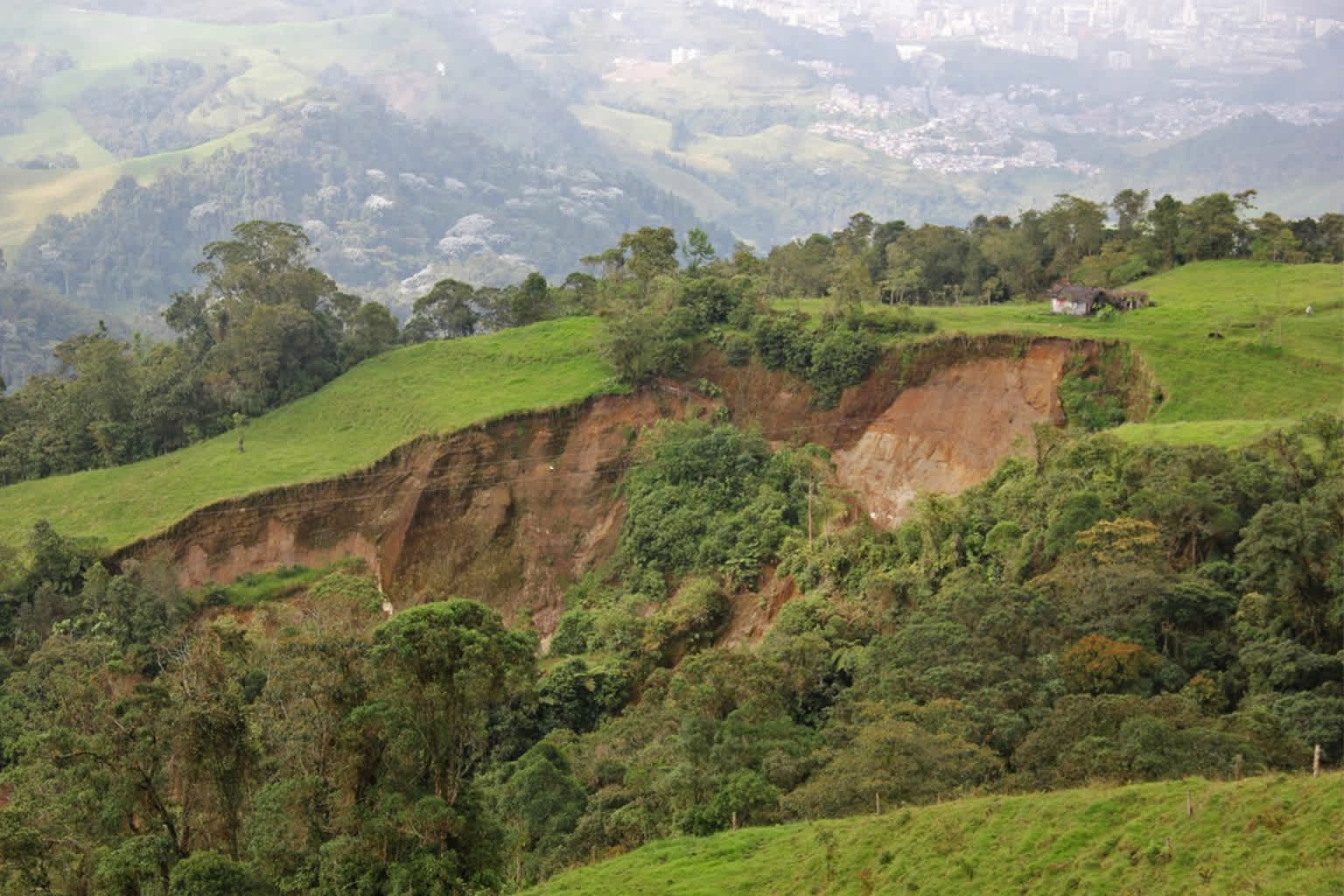 Actividad humana causa más muertes por deslaves que el clima
