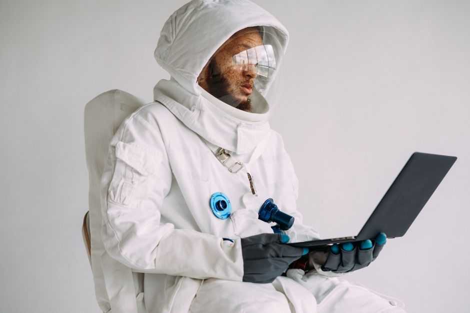 Hombre Disfrazado Sosteniendo Una Computadora Portátil