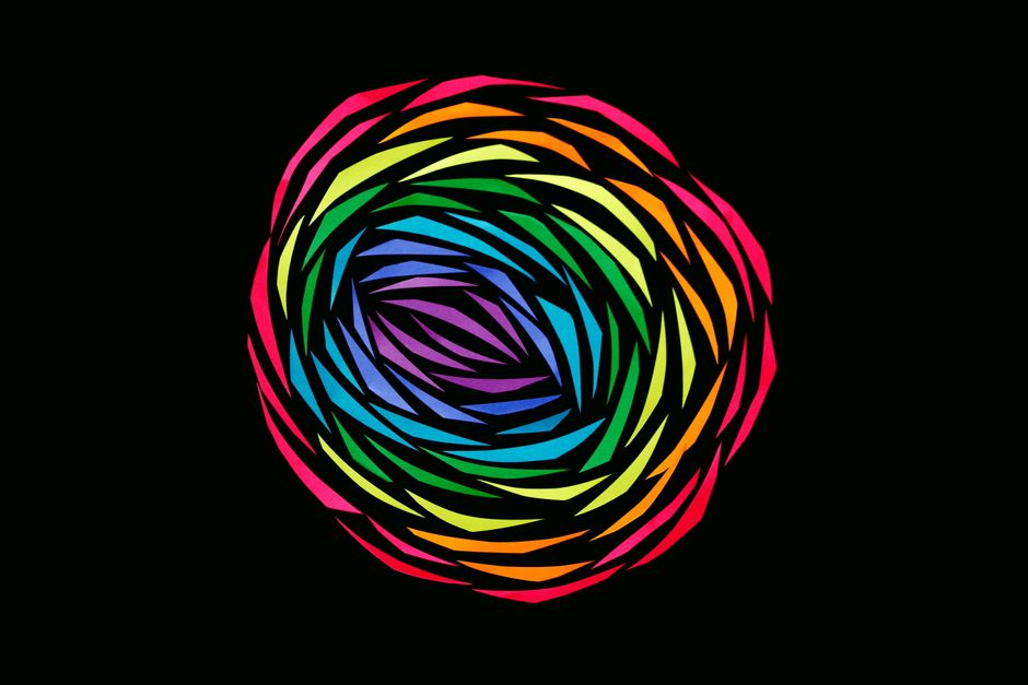 Un patrón de remolino abstracto colorido con tonos vibrantes sobre un fondo oscuro, mostrando un diseño creativo.