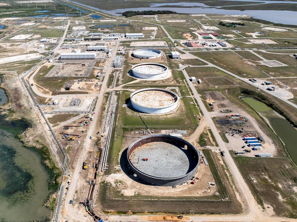 AIE pide home office y menos vuelos ante crisis petrolera