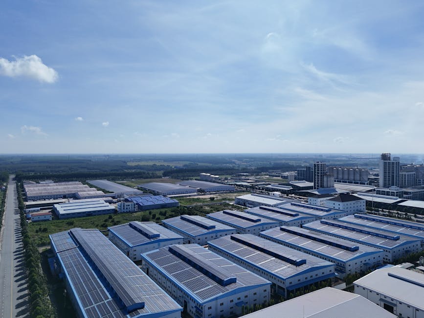 Toma aérea de un moderno parque industrial con almacenes en Bình Dương, Vietnam.