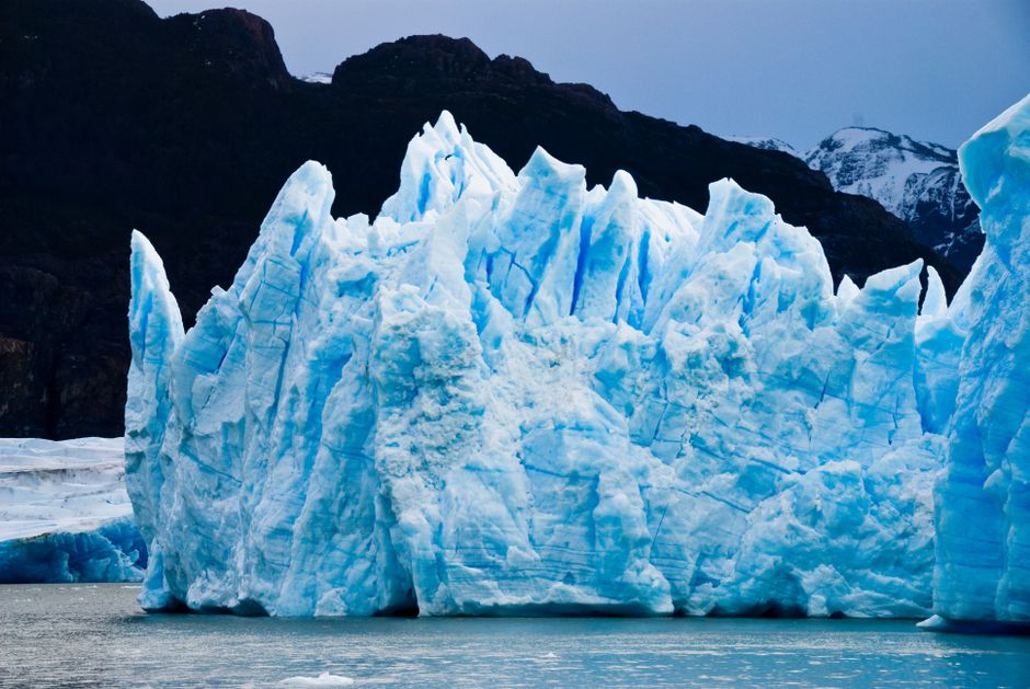 Ice Burg Flotando Sobre El Agua Durante El Día