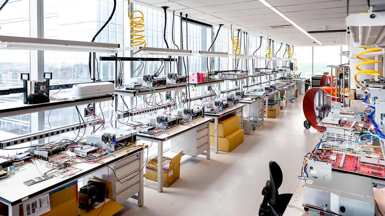 Amazon muestra su laboratorio Trainium tras pacto con OpenAI