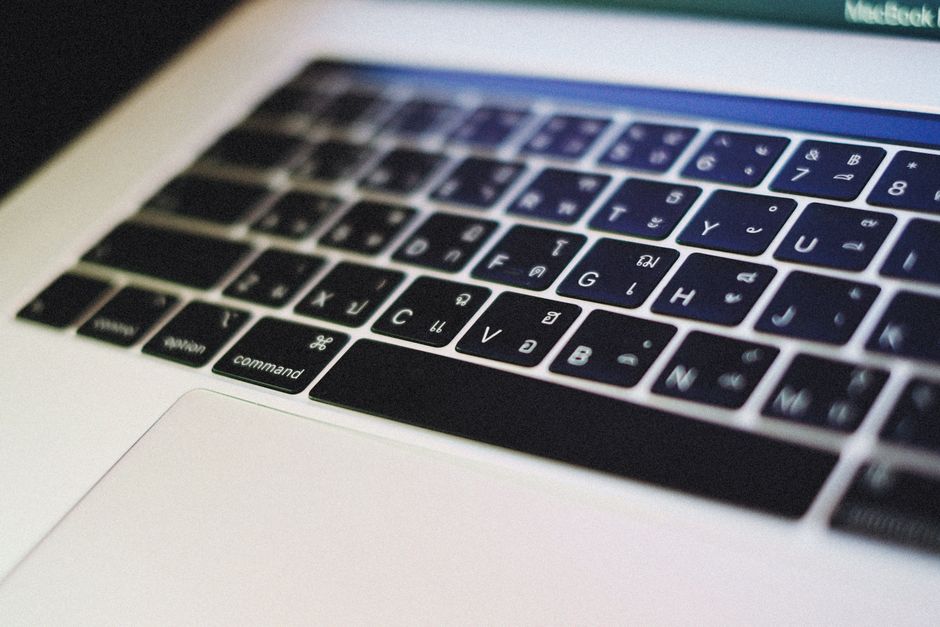 Primer plano detallado de un teclado de portátil con caracteres cirílicos, que muestra tecnología y lengua.
