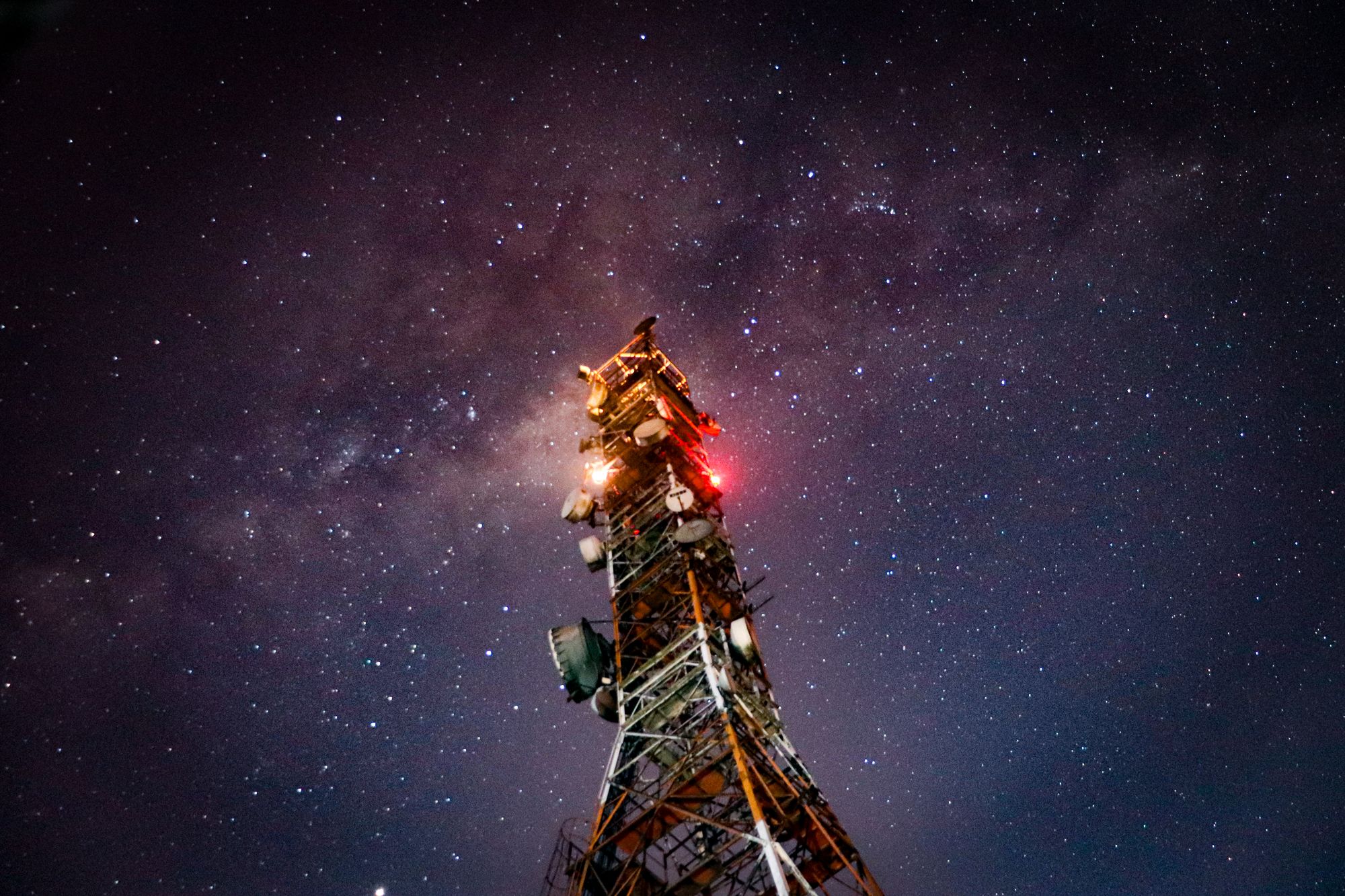 Amazon solicita desplegar 5,105 satélites para conectar celulares desde el espacio
