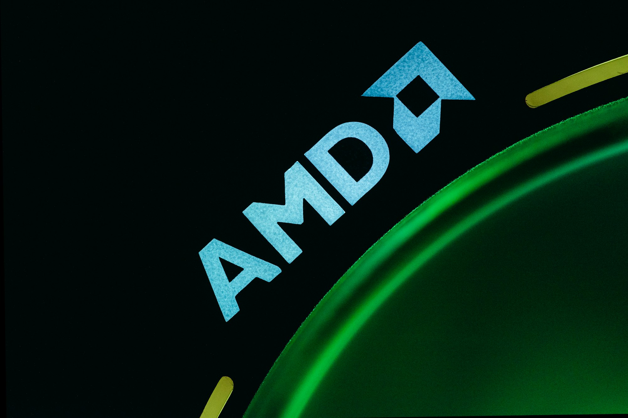 AMD invertirá 5,000 mdd en Anthropic para Claude