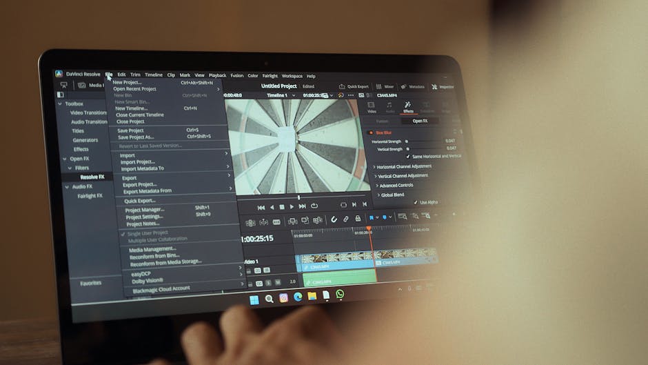 Computadora portátil que muestra la interfaz del software de edición de video para narración cinematográfica.