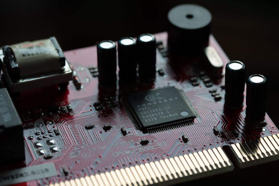 Vista detallada de una placa de circuito rojo con varios componentes electrónicos y microchip.