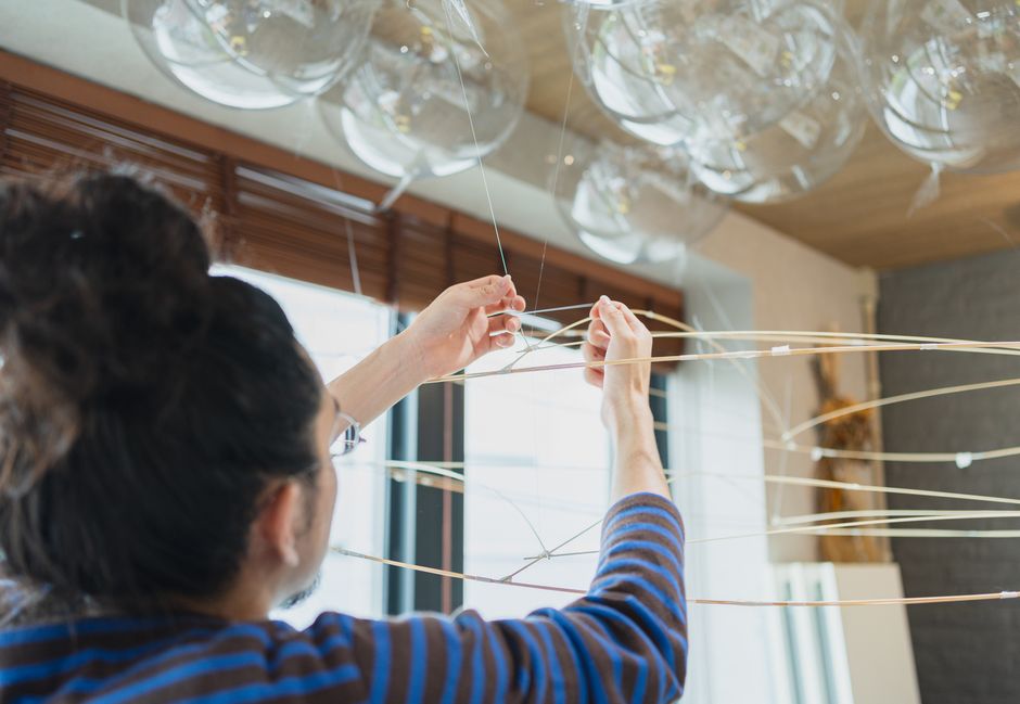 Artista trabajando en una instalación de arte contemporáneo dentro de un estudio de Shinjuku, Tokio, Japón.