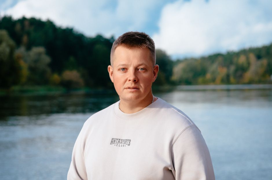 Un retrato sereno de un hombre de pie junto al río Neman en Grodno, Bielorrusia.