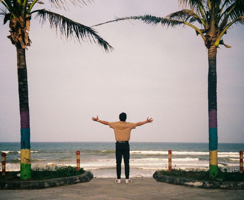Abrazando El Océano En La Playa Tam Kỳ, Vietnam