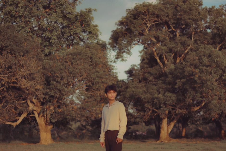 Hombre, En, Blanco, Manga Larga, Camisa, Posición, Cerca, árbol Verde