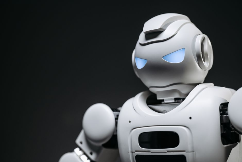 Juguete robot de alta tecnología con fondo gris en iluminación de estudio.
