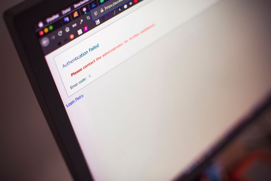 Pantalla de una computadora con un mensaje de autenticación fallida.