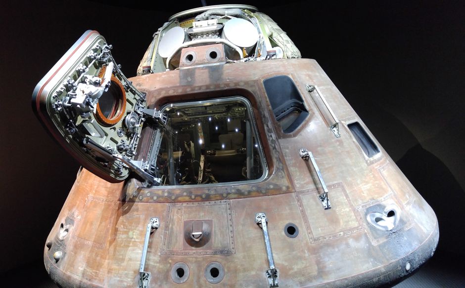 Vista de cerca de un módulo de mando Apolo de la NASA que muestra los intrincados detalles de la tecnología de exploración espacial.