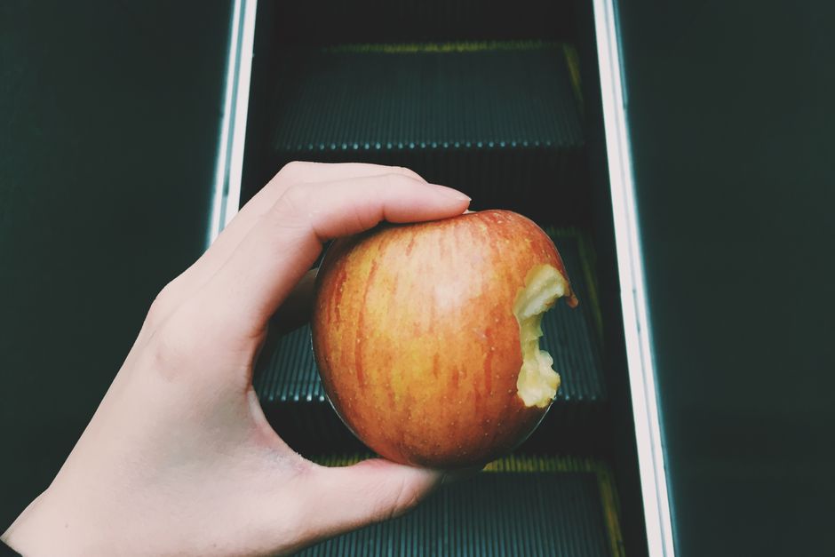 Persona Sosteniendo Manzana Madura