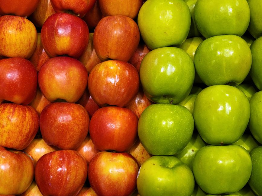 Brillante primer plano de manzanas frescas rojas y verdes que muestran colores vibrantes y frutas saludables.