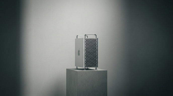 Un Mac Pro sobre un pedestal gris en un estudio minimalista con iluminación tenue, simbolizando el final de una era.