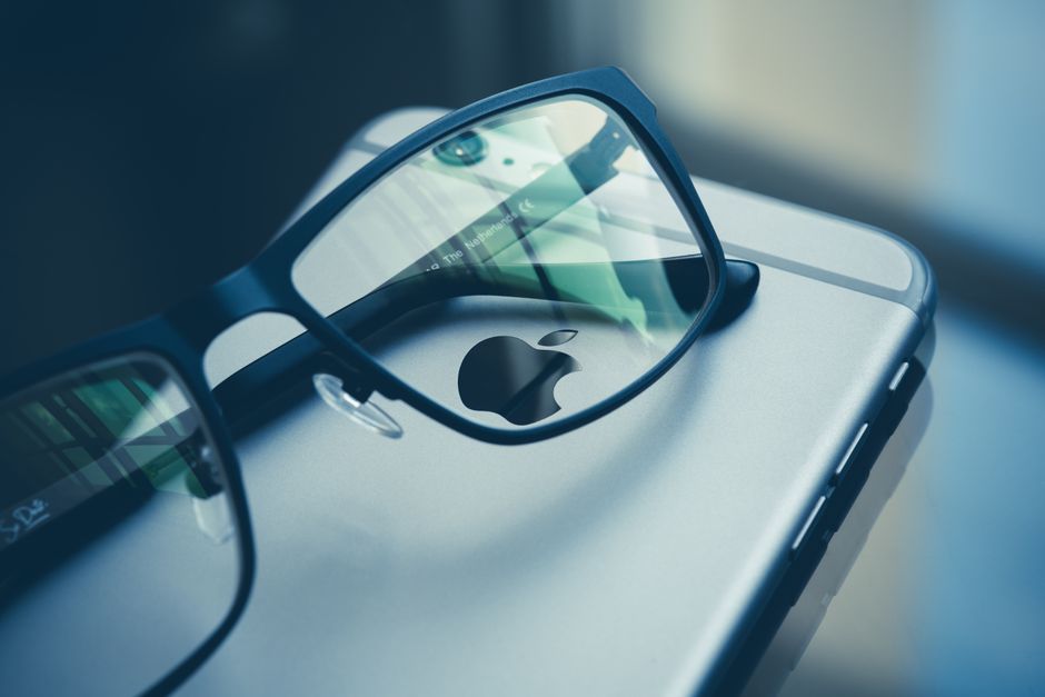 Foto en primer plano de unas gafas colocadas sobre un smartphone, destacando la tecnología y el estilo.