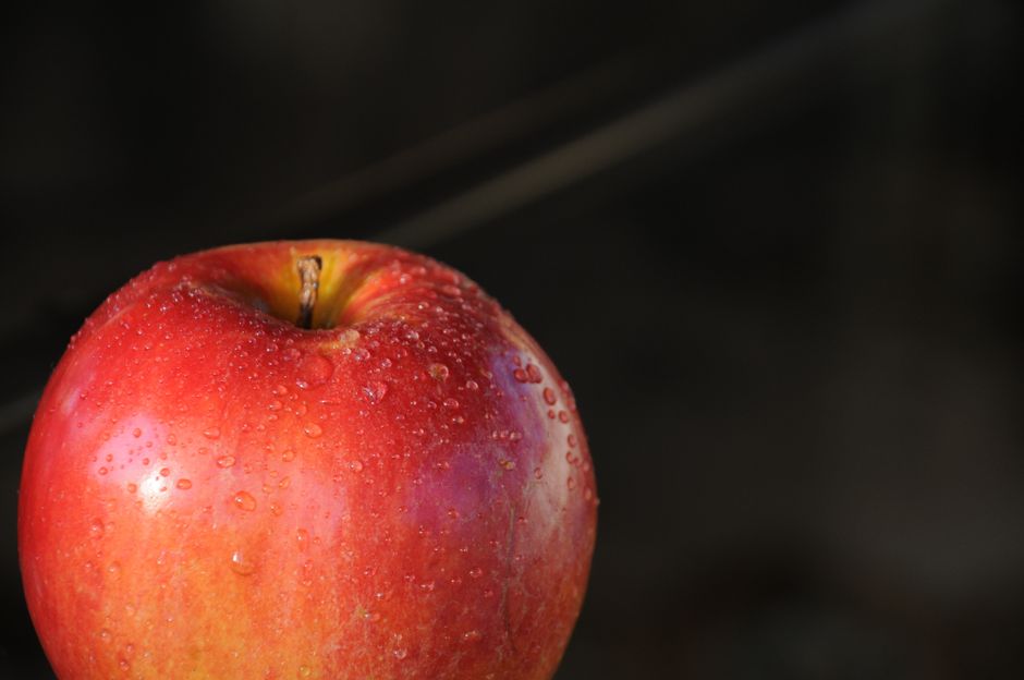 Manzana Roja Con Gotas De Agua