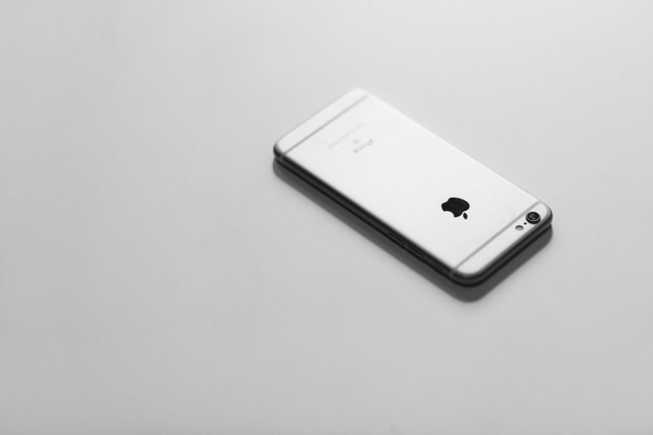 Imagen minimalista elegante de un smartphone sobre fondo blanco.