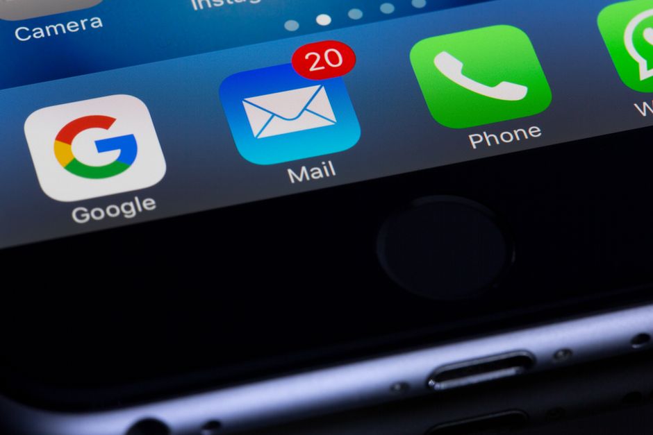 Una foto en primer plano de un smartphone mostrando aplicaciones populares como Google y Mail.