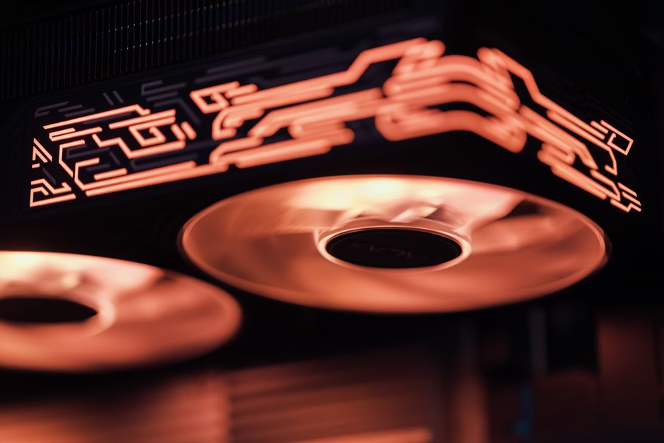 Una vista detallada de los ventiladores de refrigeración de ordenador iluminados con intrincados patrones, que muestran el diseño tecnológico.