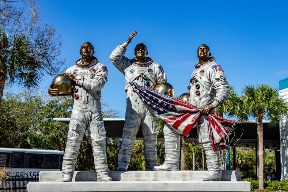 Estatua de astronautas del Apollo sosteniendo una bandera estadounidense en el Kennedy Space Center, Florida.
