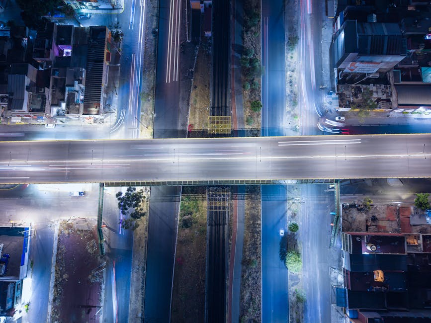 Impresionante vista aérea nocturna de una intersección de carreteras en Ecatepec, México, que muestra la infraestructura urbana.