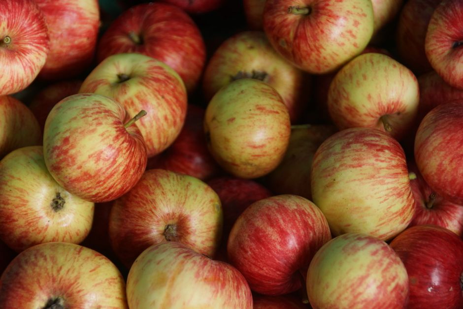 Manzanas vibrantes y frescas de color rojo-amarillo, perfectas para fotografía de alimentos y conceptos de alimentación saludable.