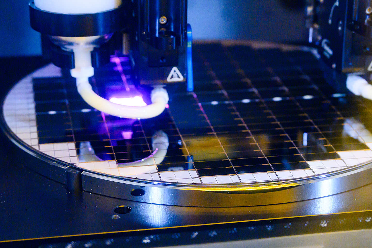 ASML desarrolla equipo híbrido para empaque avanzado