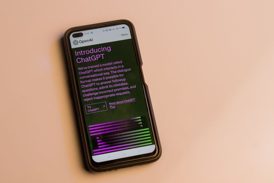 Pantalla de smartphone mostrando la introducción de ChatGPT por OpenAI, destacando la tecnología de IA.