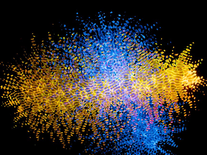 Obra de arte digital abstracta y dinámica con colores vibrantes azul y amarillo sobre un fondo negro.