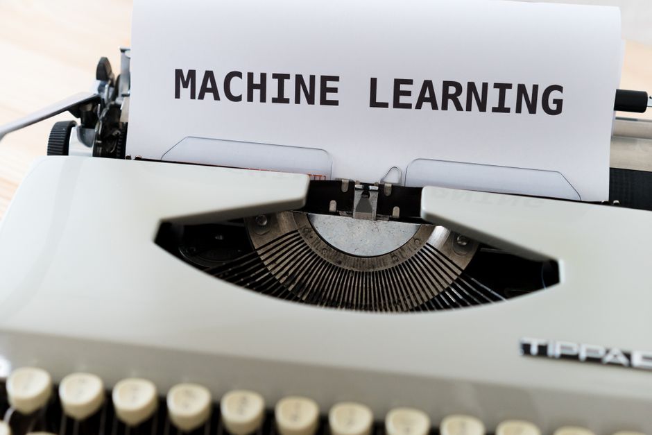 Máquina de escribir vintage mostrando el texto 'Machine Learning', fusionando conceptos antiguos y nuevos.