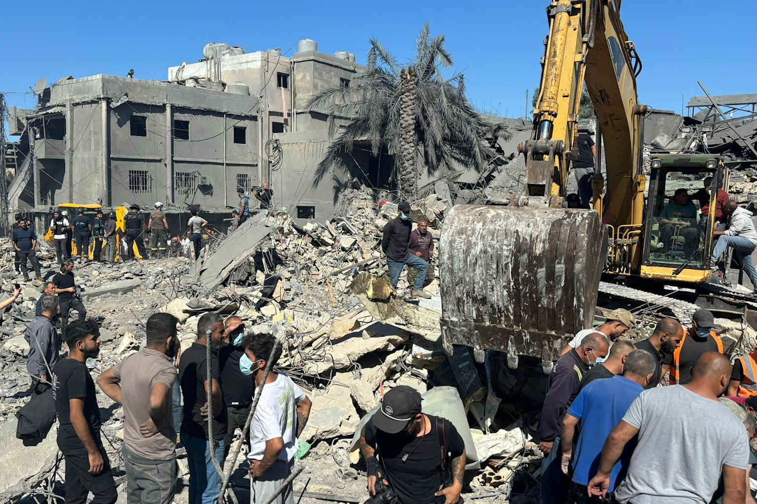 Ataques de Israel alcanzan zona de hospitales en Beirut: más de 1,400 muertos