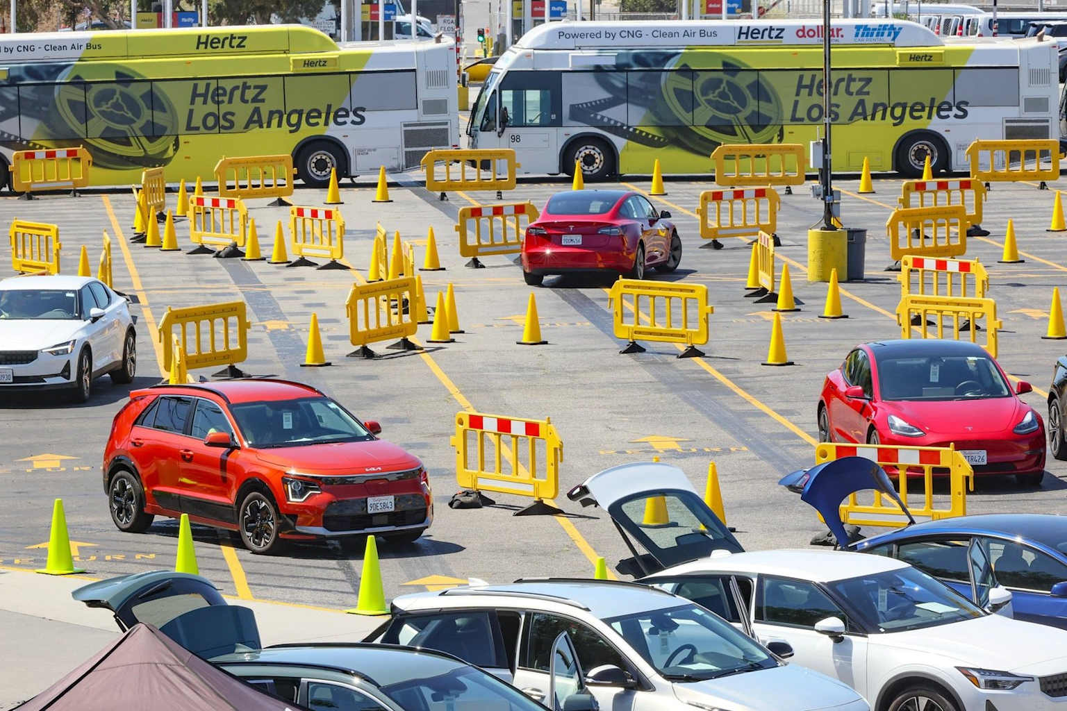Autos eléctricos frenan el consumo mundial de petróleo en 2025