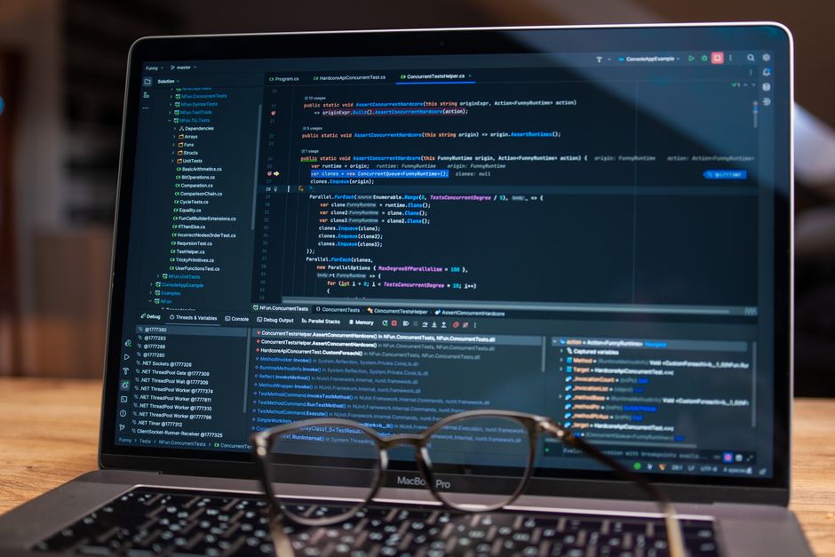 Pantalla de laptop mostrando software de depuración con código, perfecto para temas de tecnología y desarrollo de software.