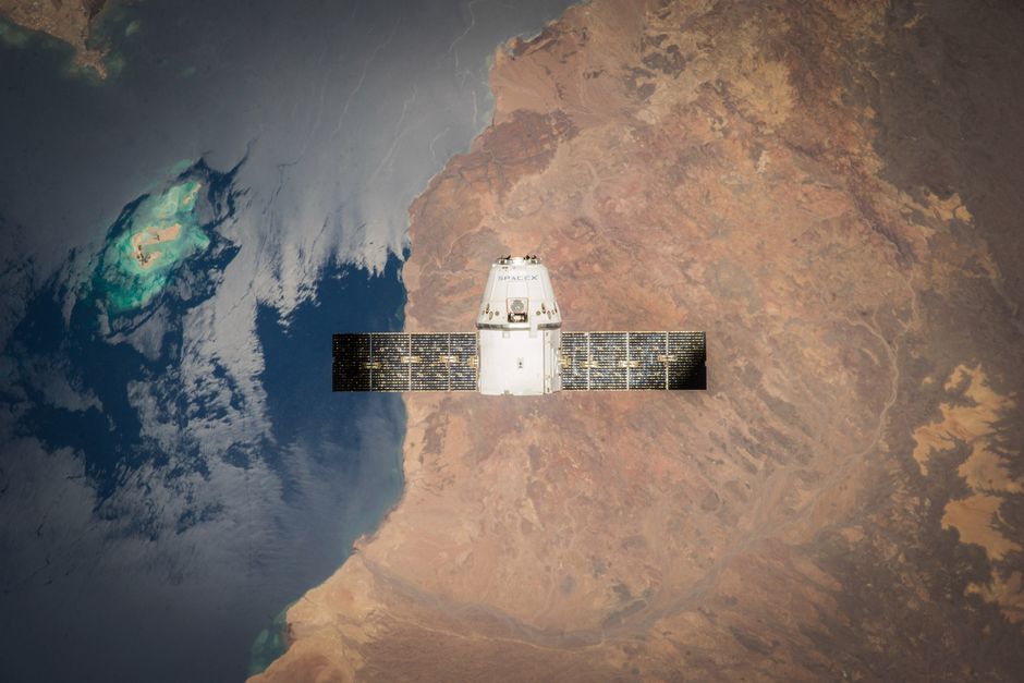 Satélite en órbita con vista detallada de la Tierra y el océano abajo.