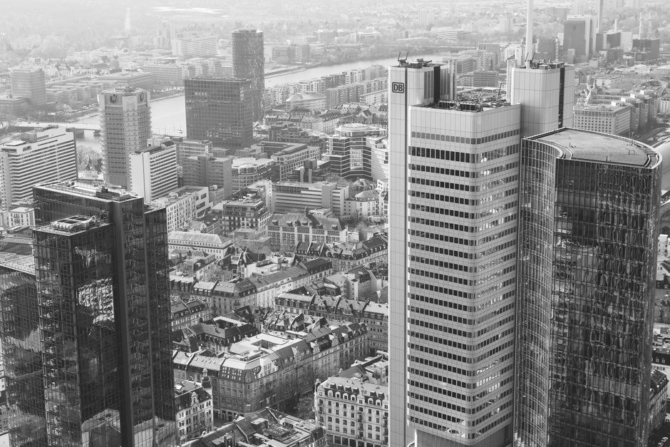 Una impresionante vista aérea en blanco y negro del moderno horizonte de rascacielos de Frankfurt am Main.