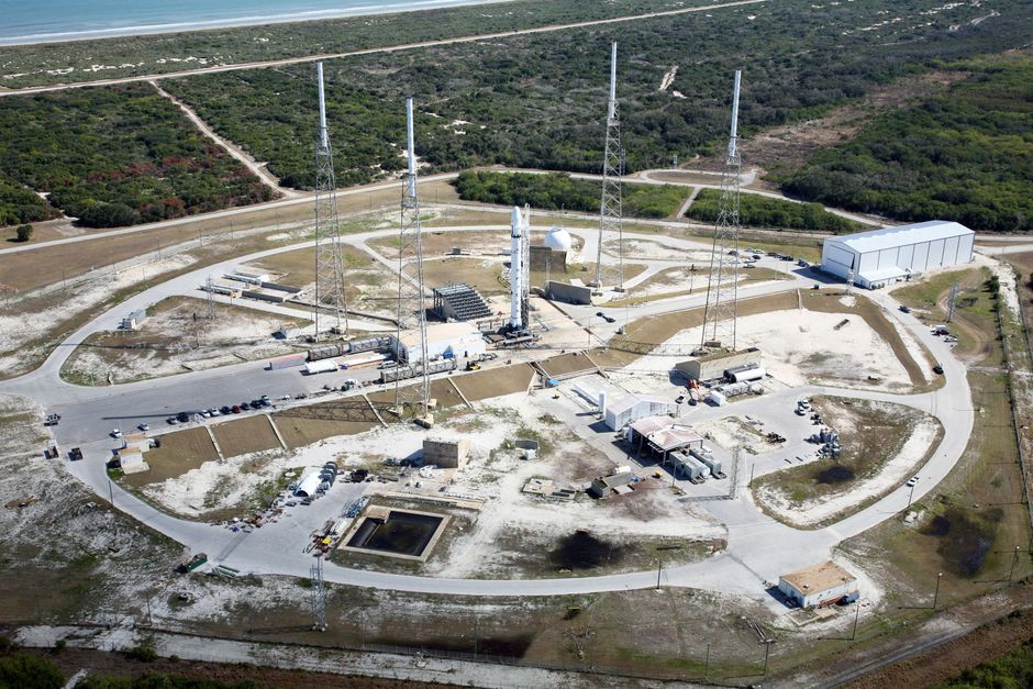 Toma aérea de un moderno complejo de lanzamiento espacial en medio de la vegetación, mostrando tecnología e innovación.