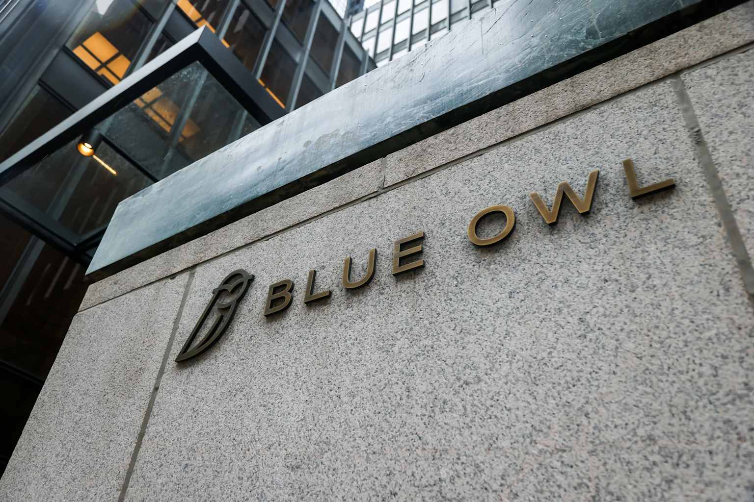 Blue Owl bloquea retiros de fondos tras pánico de $5,400 MDD por impacto de la IA