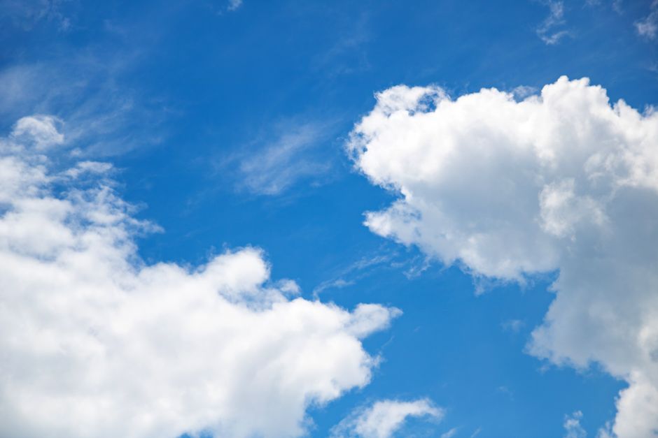 Una toma vívida de un cielo azul claro lleno de nubes blancas esponjosas.