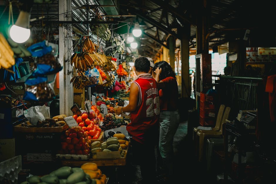 Un bullicioso mercado cubierto que ofrece frutas y verduras frescas, mostrando la cultura y la variedad local.
