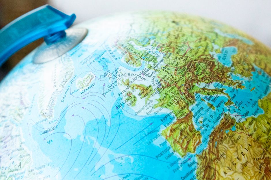 Vista detallada de un globo terráqueo centrado en Europa y las regiones circundantes.