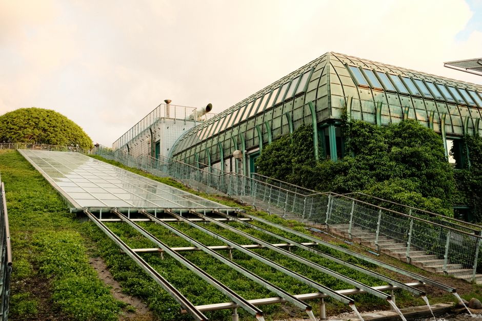 Edificio moderno y ecológico con un exuberante techo verde y un diseño arquitectónico innovador.