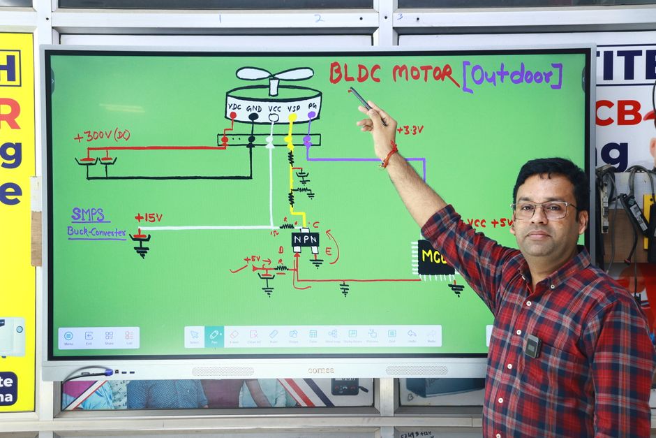 El instructor explica el diagrama del circuito del motor BLDC en una pantalla digital en un entorno de aula.